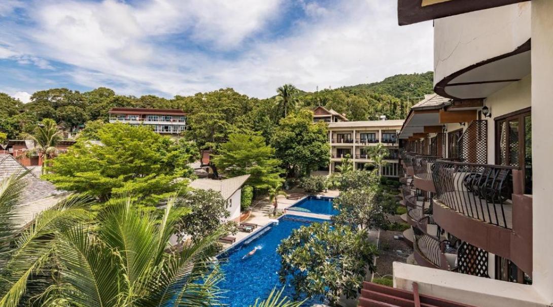 An image of the pool and scenery around a tropical Thai hotel