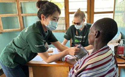 タンザニアのマサイ族村で医療アウトリーチ活動中の日本人医療インターン