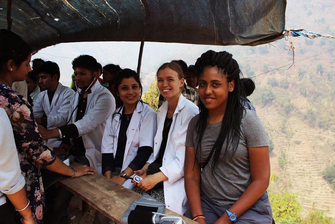 Praktikanter på medicinprojektet i Nepal hjälper till på en sjukvårdsinsats ute i samhället.