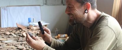 Un arqueólogo examinando un artefacto en uno de nuestros voluntariados de Arqueología en Perú.