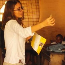 Estudiantes escuchando sobre derechos humanos de practicante de derecho en el extranjero.