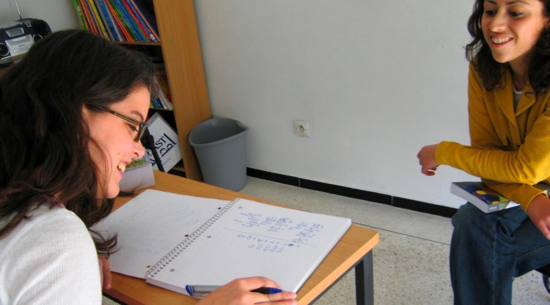 Projects Abroad volunteer completes the Arabic work given to her during the language course.