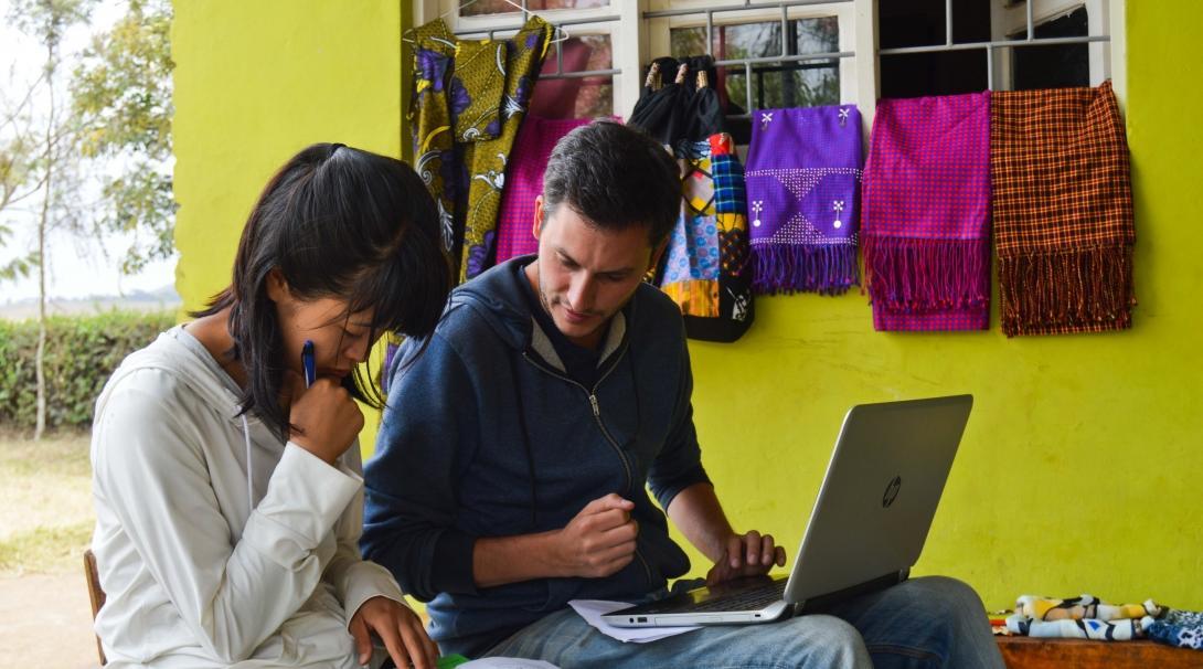 Une stagiaire Projects Abroad travaille aux côtés d'un professionnel pendant son stage à l'étranger. 
