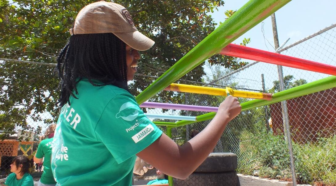 Voluntaria pintando en su voluntariado en el extranjero