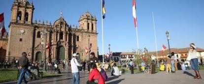 On the Spanish Language Course in Peru, students explore the local area and stop by a cathedral. 