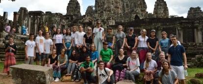 Jóvenes voluntarios visitando ruinas camboyanas durante su trabajo voluntario.