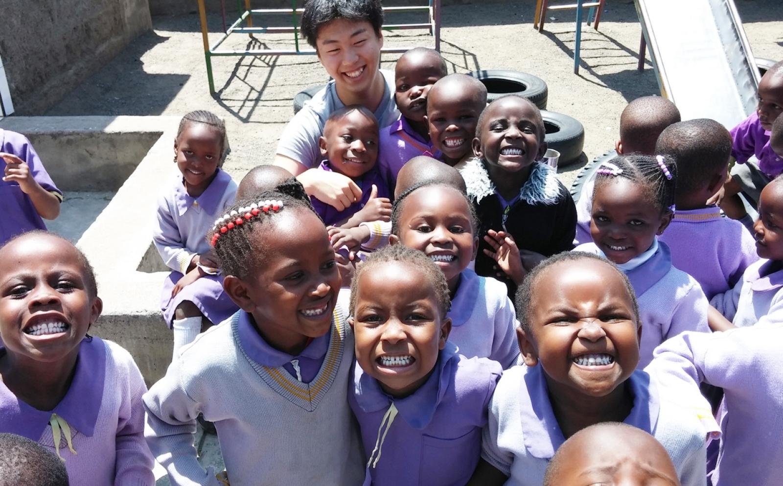 アフリカの幼稚園でチャイルドケア活動に貢献する日本人ボランティア