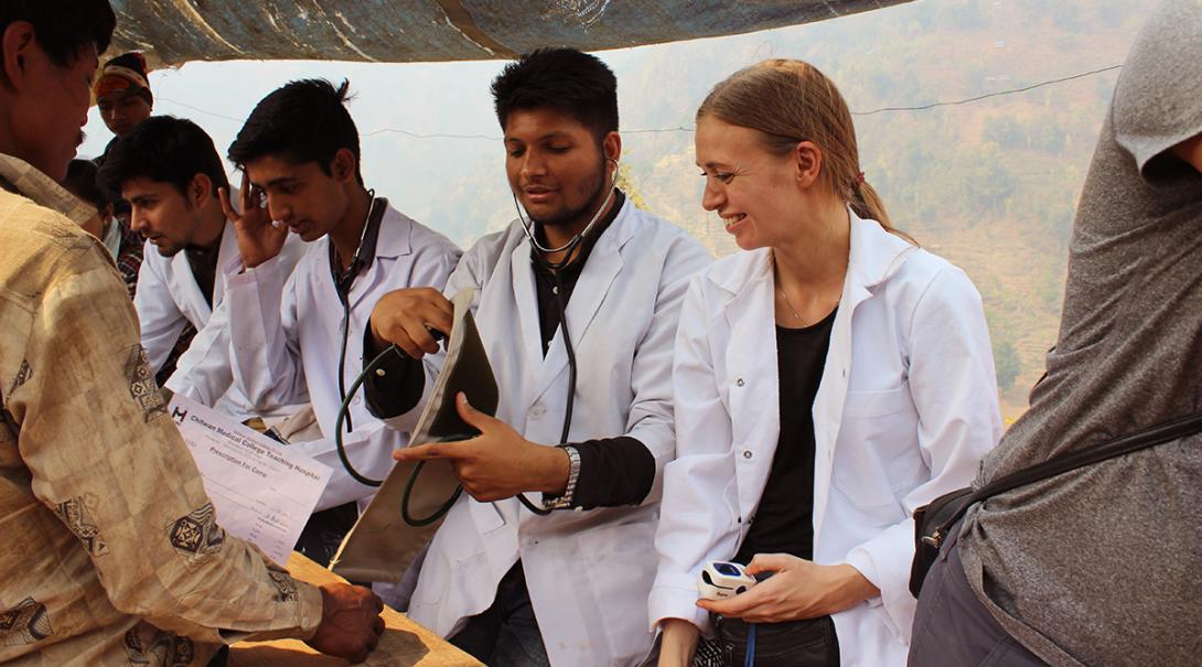 Medicinvolontärer i Nepal på en sjukvårdsinsats.