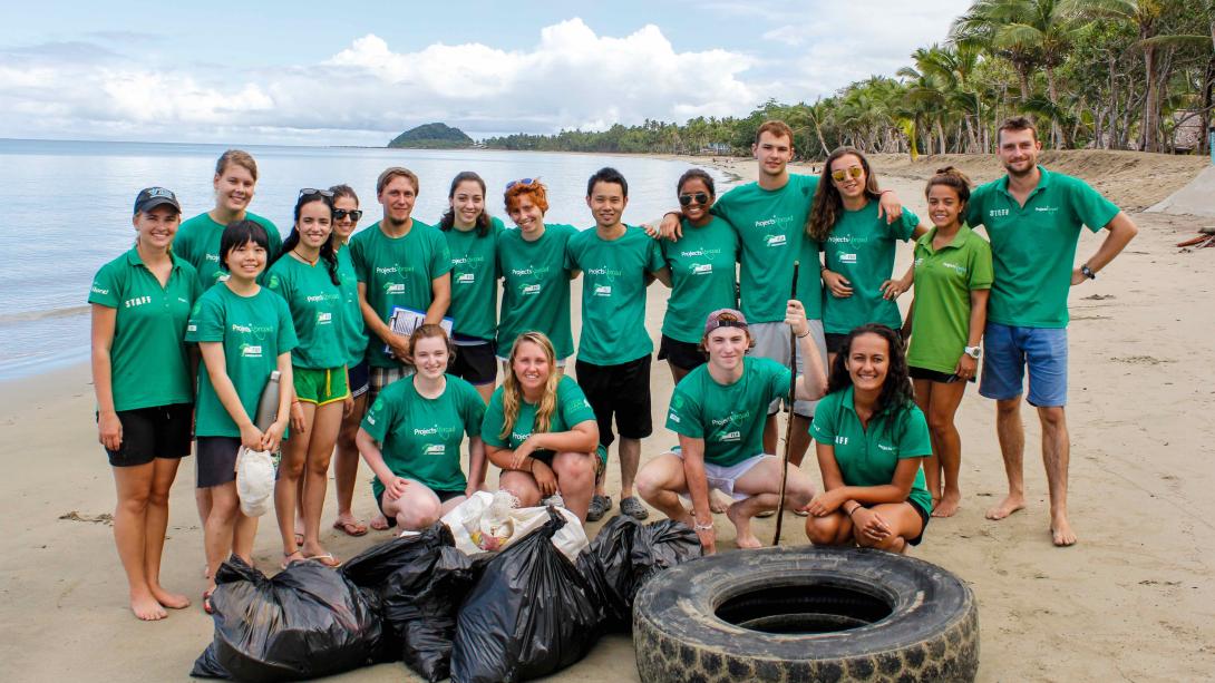 Grupo de voluntarios después de una limpieza de playa.