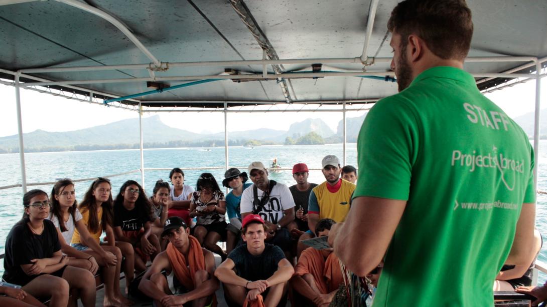 Personal dándole instrucciones a voluntarios sobre cómo bucear.