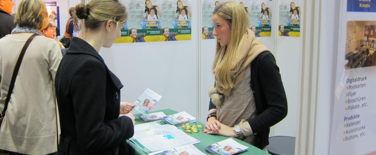 A Projects Abroad staff member chats to a career fair attendant about volunteering abroad.