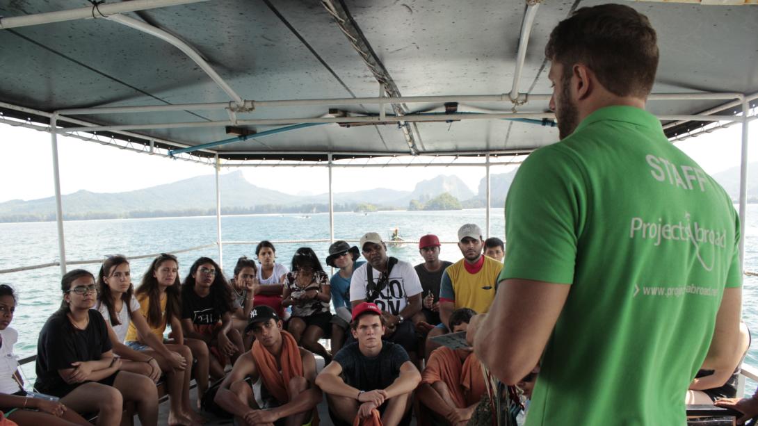 Personal local le explica procedimientos de seguridad a voluntarios en Tailandia.  