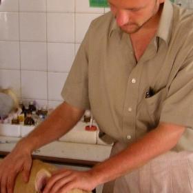 Un volontaire lors de son stage en soins vétérinaires au Ghana