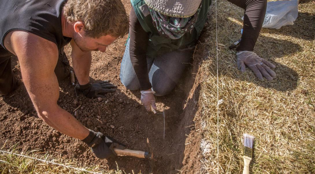 Volontär hjälper till på en utgrävning i Peru på dennes volontärresa utomlands.