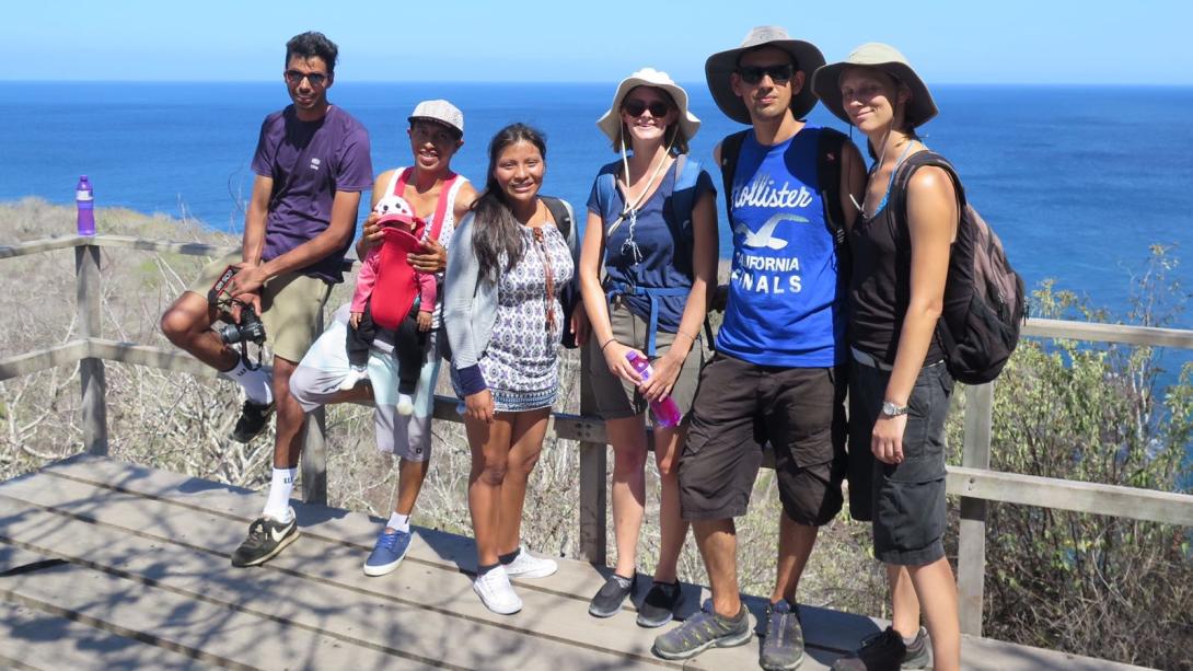 Voluntarios explorando Ecuador con su familia hospedera. 