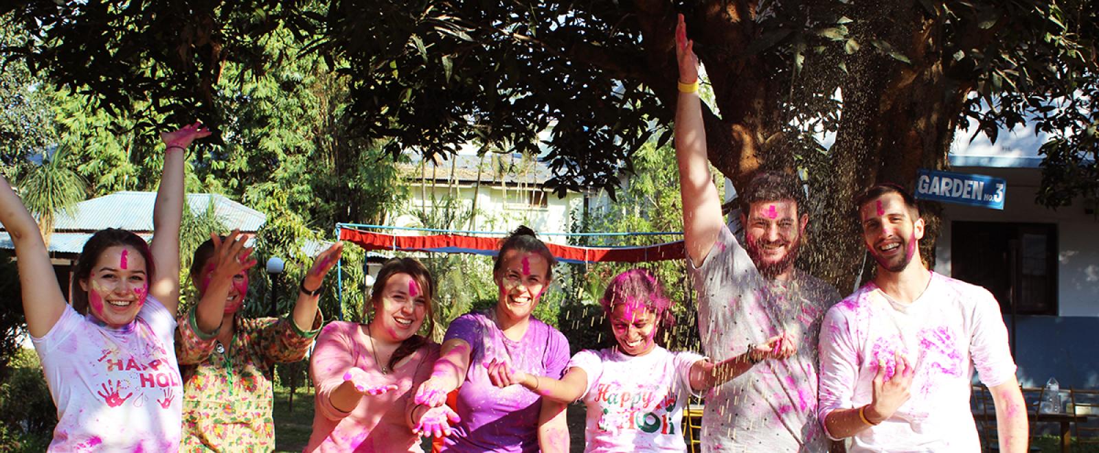Voluntarios celebrando un festival en Nepal.