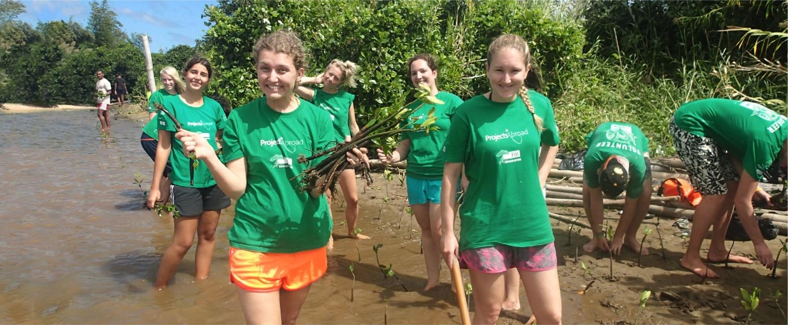 Voluntarias ambientales listas para replantar manglares en Fiyi.